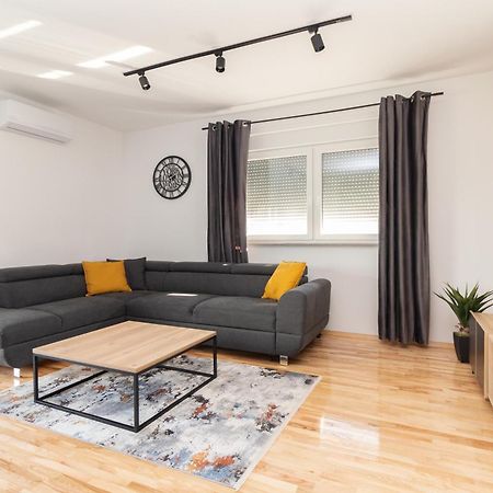 Modern And Spacious Apartment Helena Near The Beach Привлака Экстерьер фото
