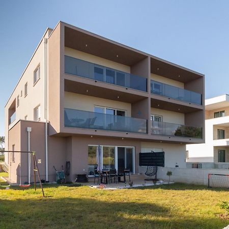 Modern And Spacious Apartment Helena Near The Beach Привлака Экстерьер фото