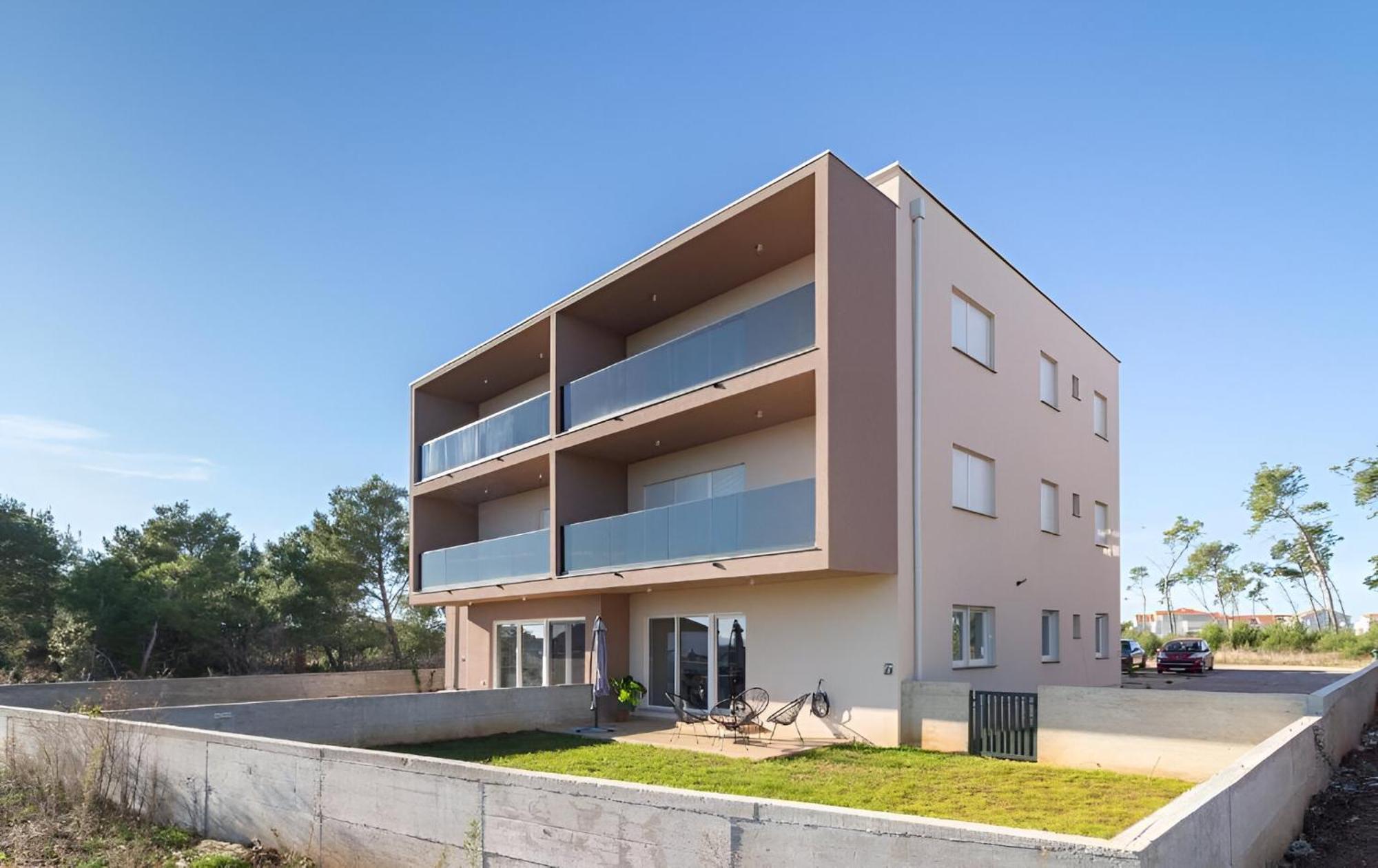 Modern And Spacious Apartment Helena Near The Beach Привлака Экстерьер фото