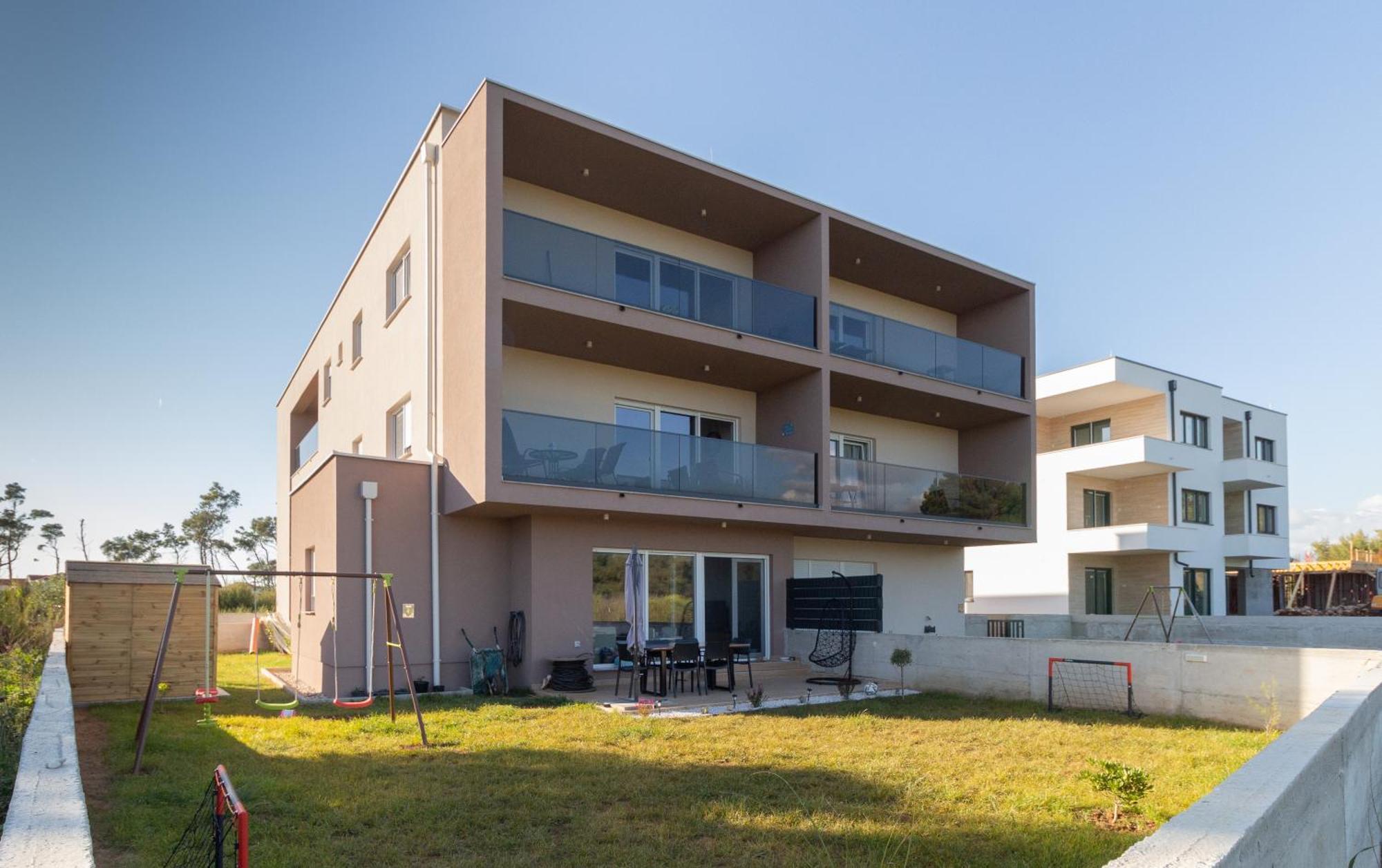 Modern And Spacious Apartment Helena Near The Beach Привлака Экстерьер фото