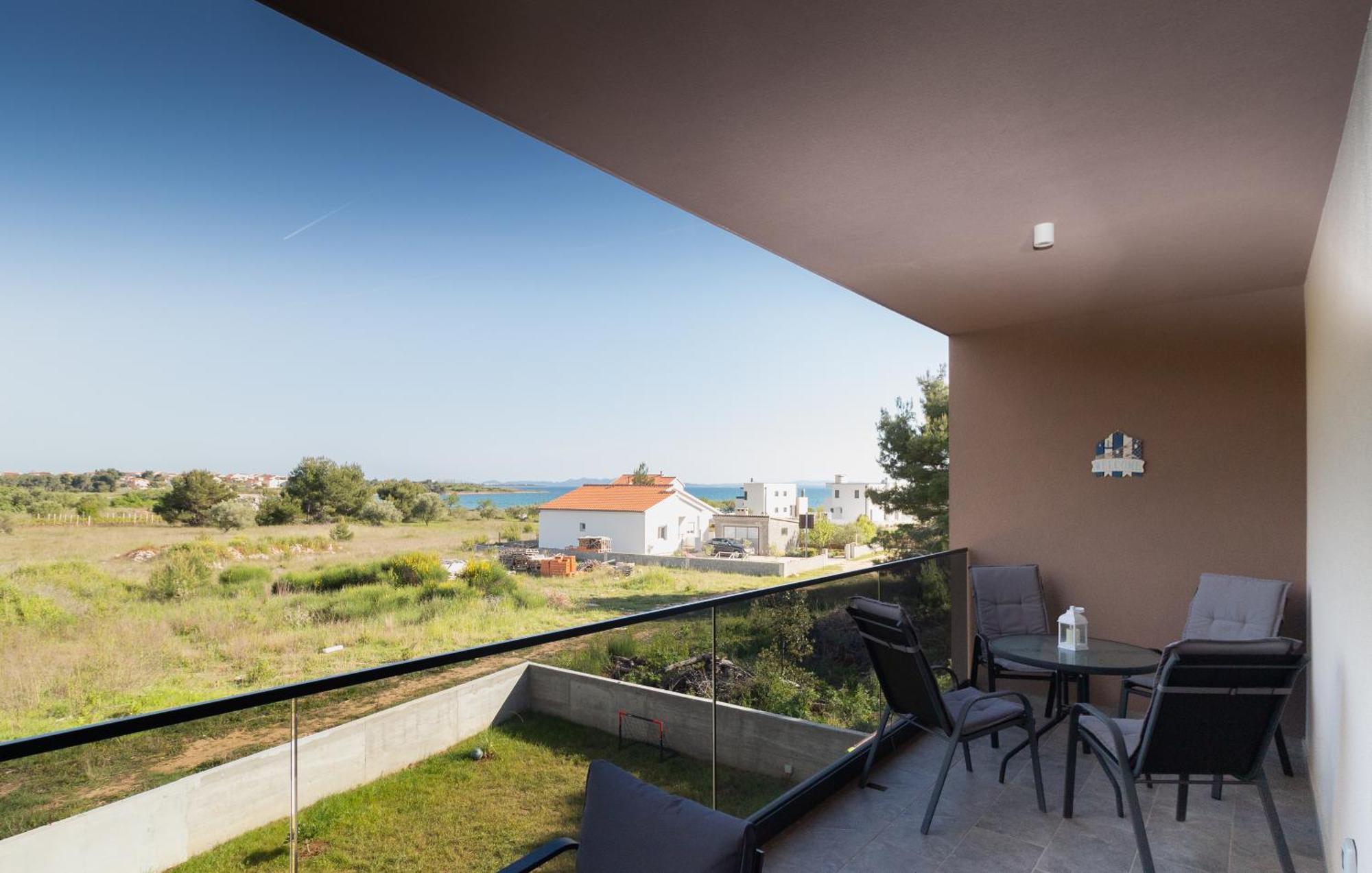 Modern And Spacious Apartment Helena Near The Beach Привлака Экстерьер фото