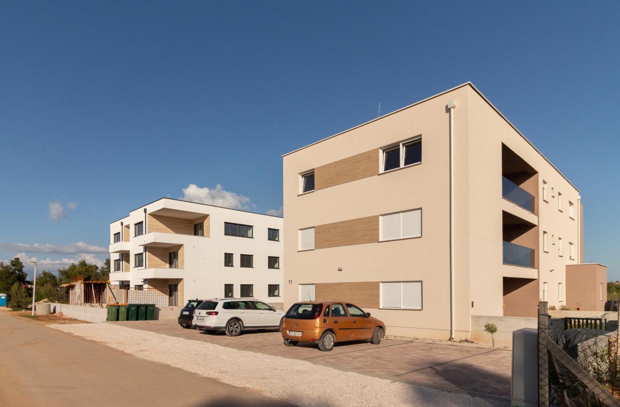Modern And Spacious Apartment Helena Near The Beach Привлака Экстерьер фото