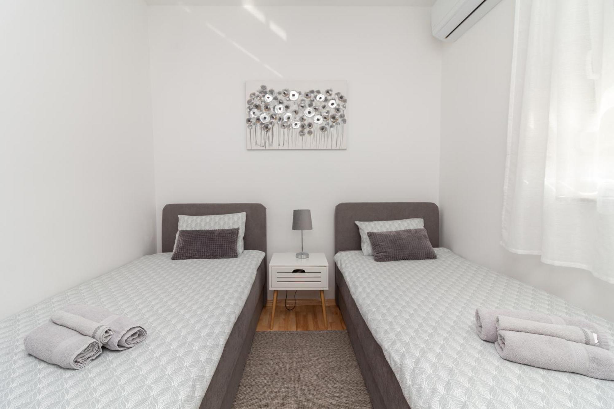 Modern And Spacious Apartment Helena Near The Beach Привлака Экстерьер фото