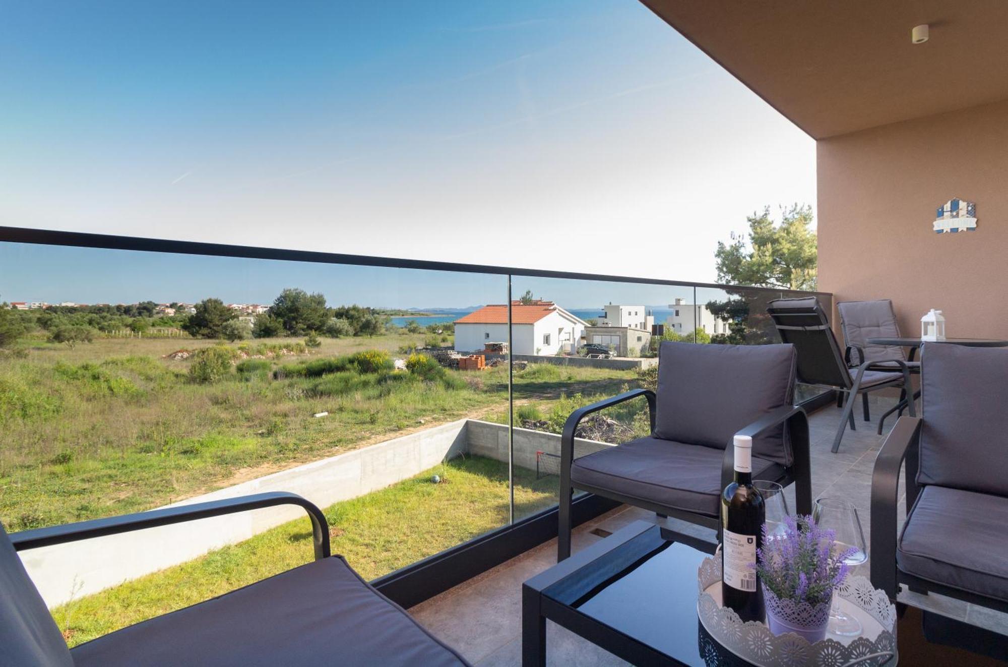 Modern And Spacious Apartment Helena Near The Beach Привлака Экстерьер фото